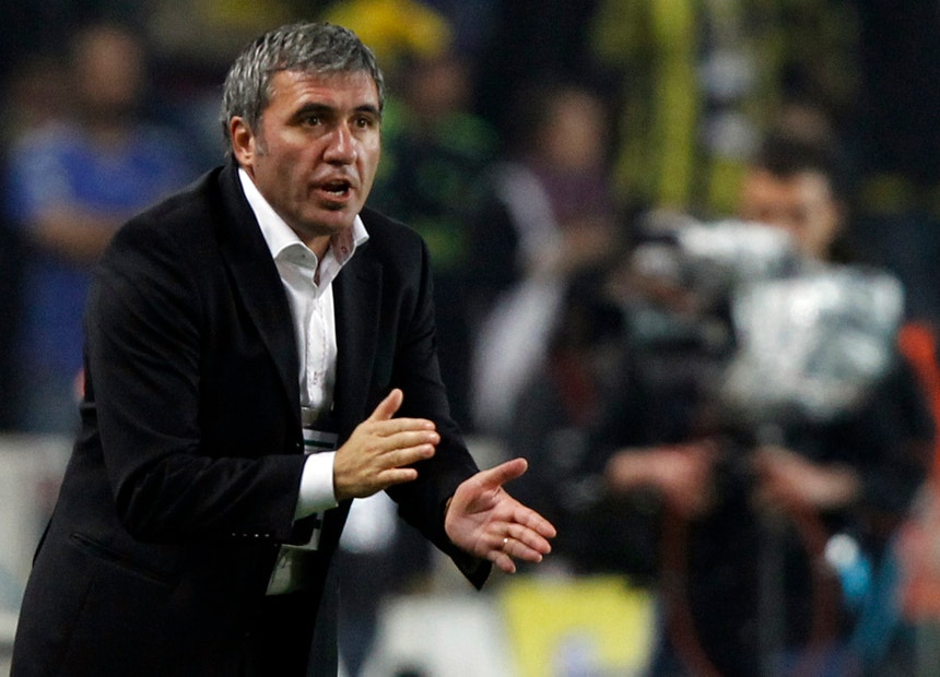 Gheorghe Hagi sucede a Lucescu no comando da seleção da Roménia de futebol