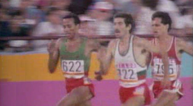 António Leitão (ao meio) durante a corrida de 5.000 metros nos Jogos Olímpicos de Los Angeles em 1984
