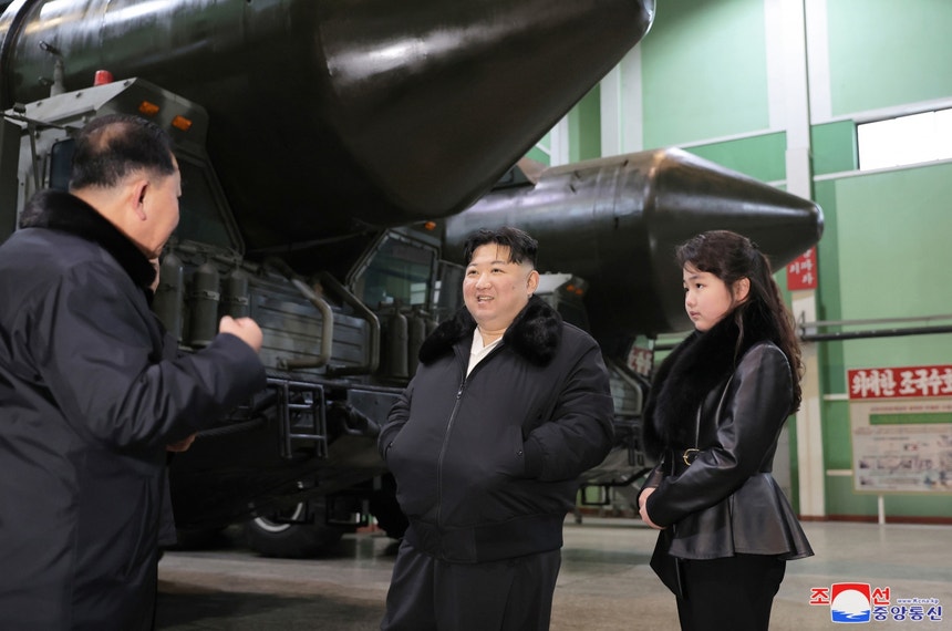Kim Jong Un visita fábricas de armas y ataca a Corea del Sur