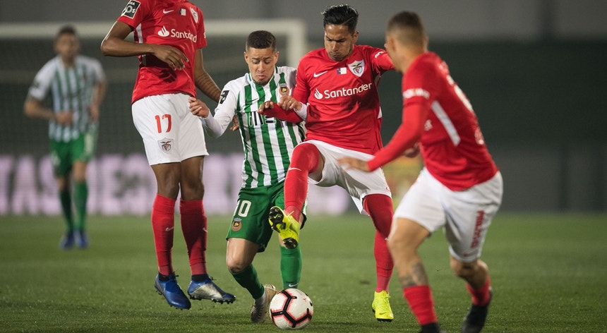 O jogador do Rio Ave Diego disputa a bola com o jogador do Santa Clara Pineda
