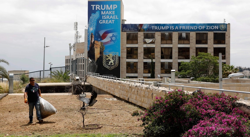 O consulado norte-americano em Jerusalém passa a acolher provisoriamente a Embaixada dos Estados Unidos em Israel. 
