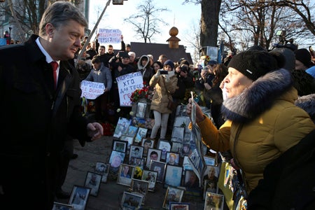 Petro Porochenko, o atual presidente ucraniano, visita um memorial das v&iacute;timas dos confrontos em Maidan, Kiev.