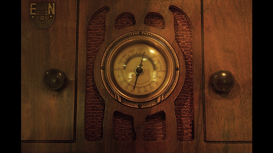  Sara Piteira / Vendido a 300 escudos, destinava-se essencialmente aos funcion&aacute;rios p&uacute;blicos, embora tivesse como objetivo permitir o acesso &agrave; r&aacute;dio por parte das camadas de popula&ccedil;&atilde;o menos abastadas. 