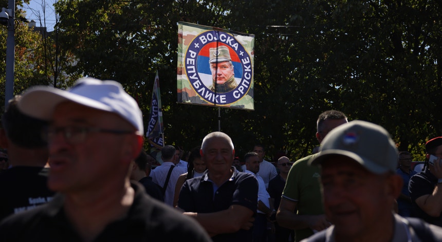 Milhares marcam presença no funeral de Ratko Mladic, UE critica "glorificação"