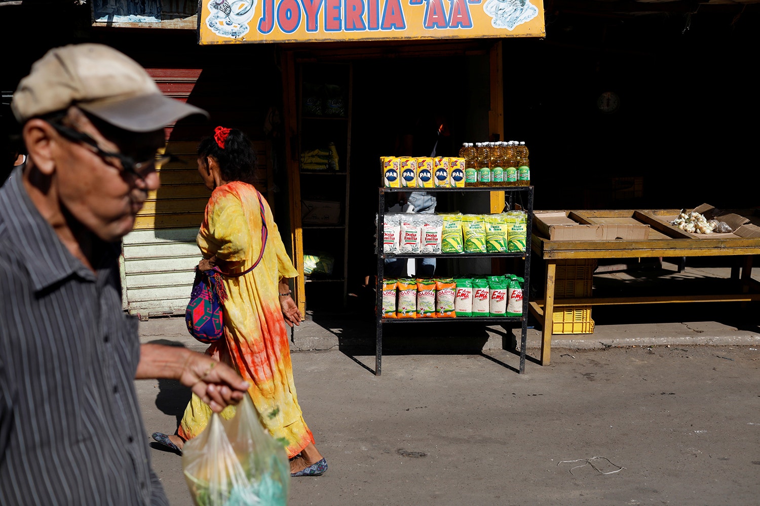  Venda de alimentos b&aacute;sicos no mercado Las Pulgas em Maracaibo  /Foto: Marco Bello - Reuters 