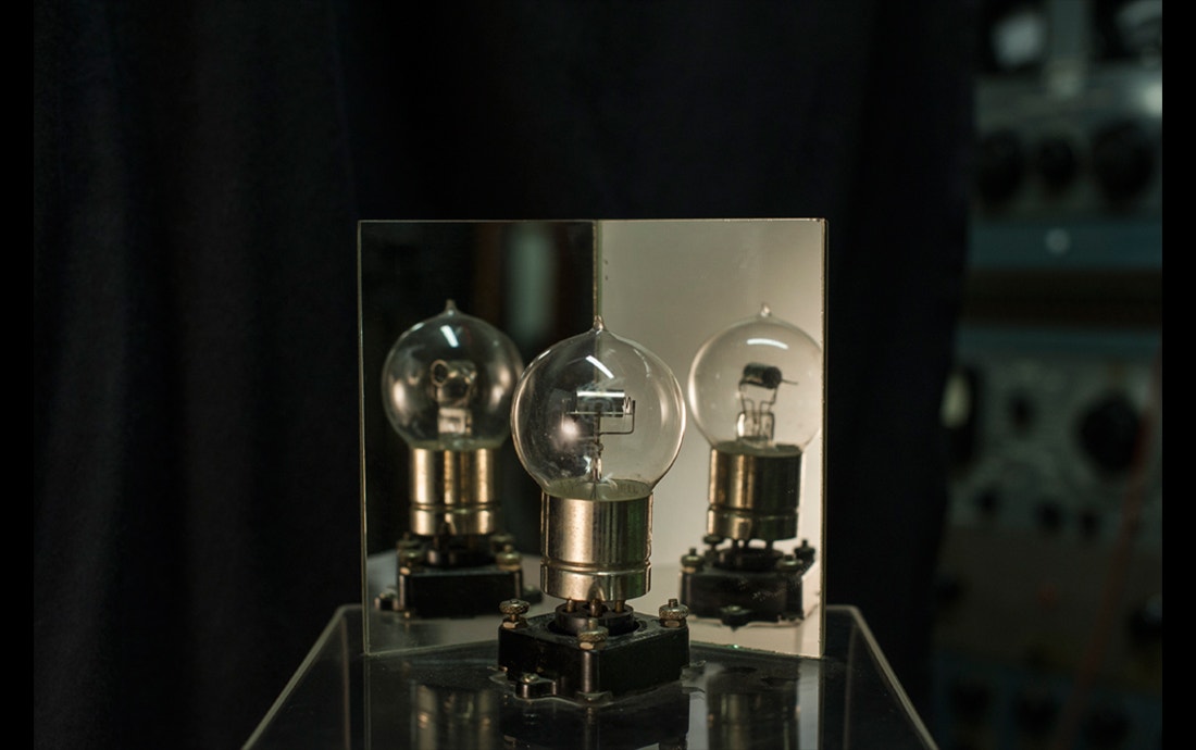  Pedro A. Pina / Audion foi a primeira v&aacute;lvula el&eacute;trica usada para a amplifica&ccedil;&atilde;o de sinais de som e de tel&eacute;grafo. 