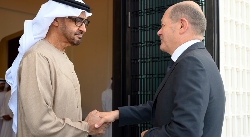 Olaf Scholz cumprimenta, em Abu Dhabi, Mohamed bin Zayed Al Nahyan, presidente dos Emirados Árabes Unidos
