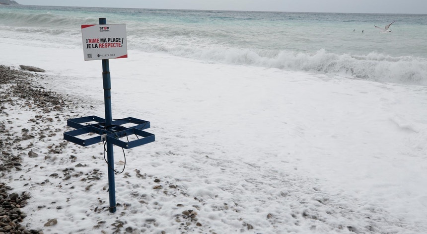 Tempestades em outubro podem ter obrigado os traficantes a atirarem borda fora parte da carga de droga encontrada nas praias francesas
