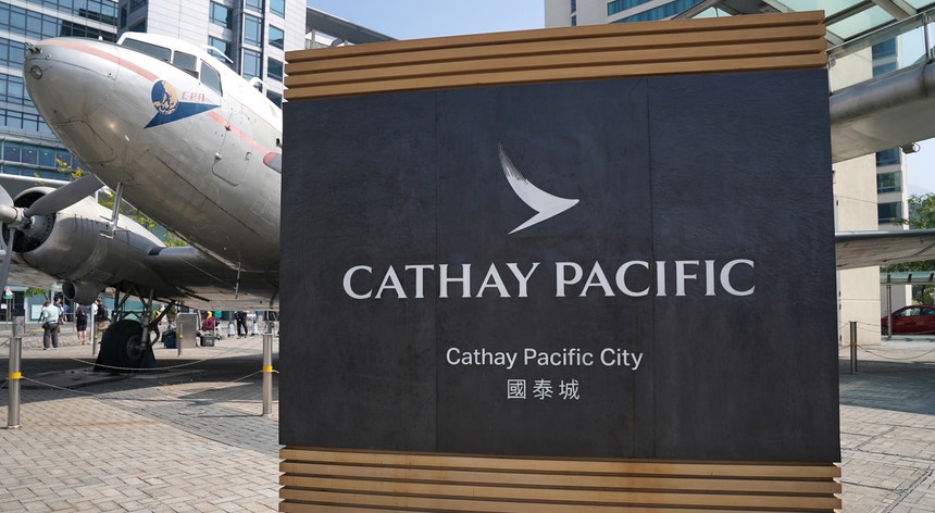 A companhia aérea de Hong Kong Cathay Pacific vai prescindir de 8.500 postos de trabalho
