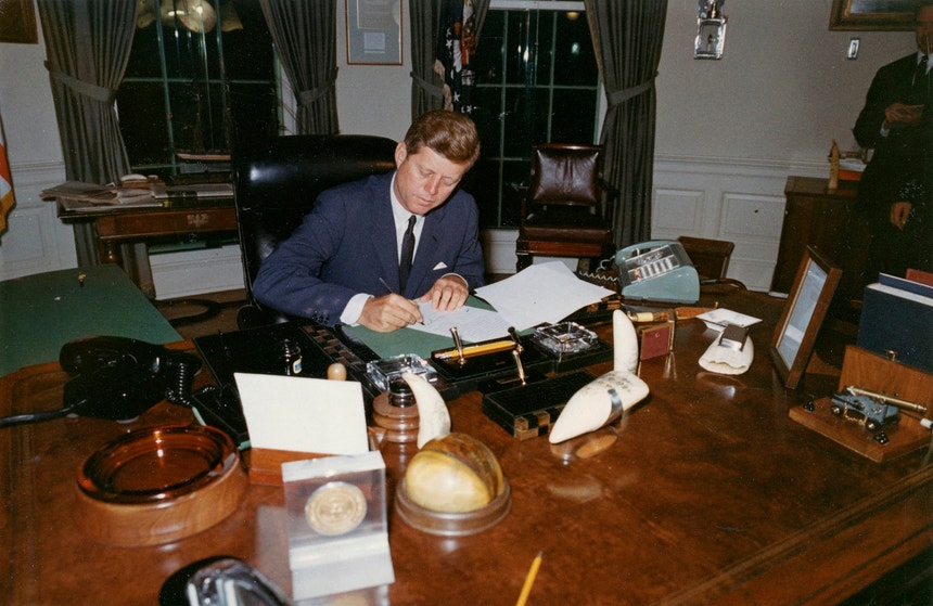 John F. Kennedy na Sala Oval durante a crise dos mísseis de Cuba, em 1962
