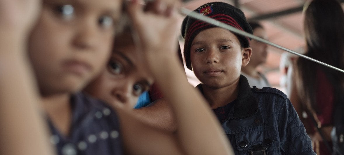 Crianças vão aprender português em bairro pobre perto do palácio presidencial na Venezuela
