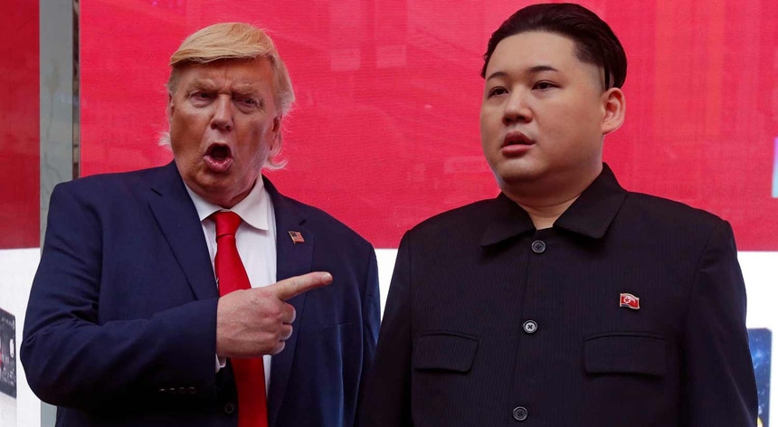 Encenação em Hong-Kong, com actores representando Donald Trump e Kim Jong-un

