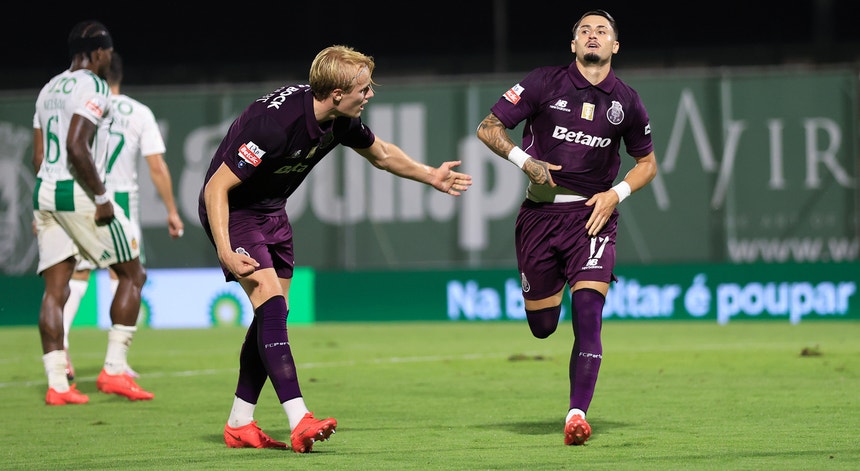 Imagem de FC Porto recebe Arouca em jogo pela liderança, Marítimo espreita