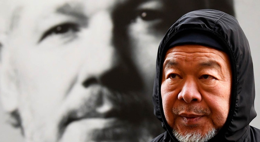 O artista chinês Ai Wei Wei, em campanha contra a extradição de Julian Assange
