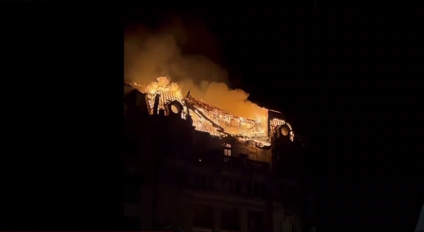 Imagem de Dominado incêndio em prédio no centro do Porto