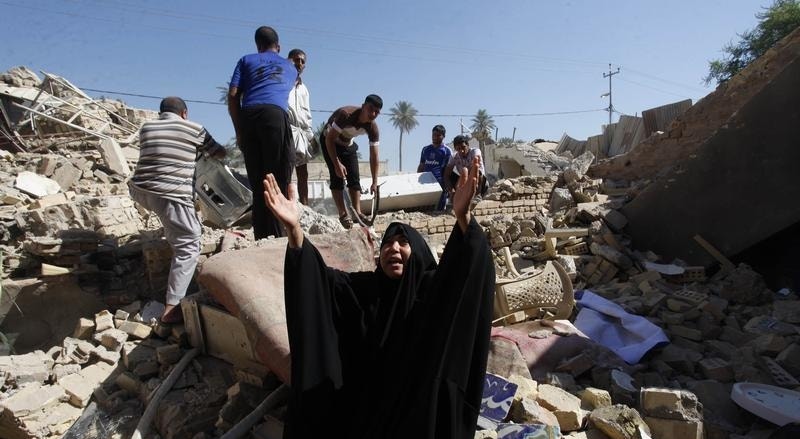 Mulher reage a ataque de um bombista suicida em Mussayab, Iraque

