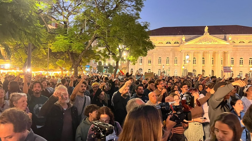 Imagem de Protestos pela habitação não deixam a rua e voltam ao Rossio de Lisboa e à Praça D. João I no Porto