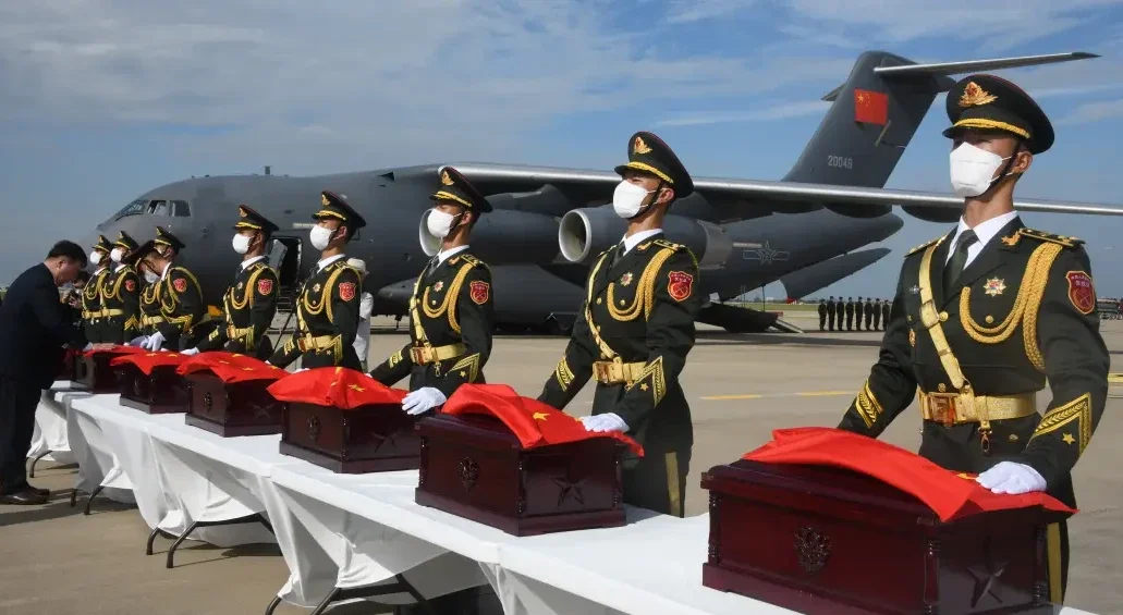 China recebe restos mortais de 12 soldados chineses mortos na Guerra da Coreia