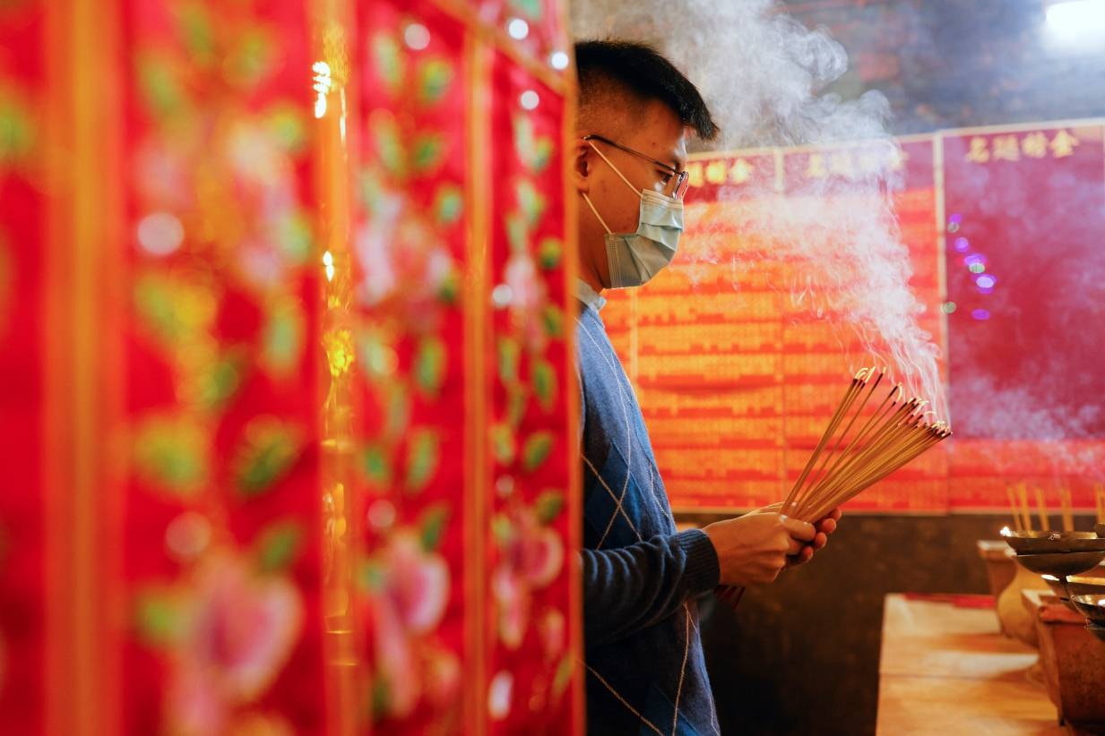  Hong Kong. Ora&ccedil;&atilde;o com incenso no Man Mo Temple | Tyrone Siu - Reuters 