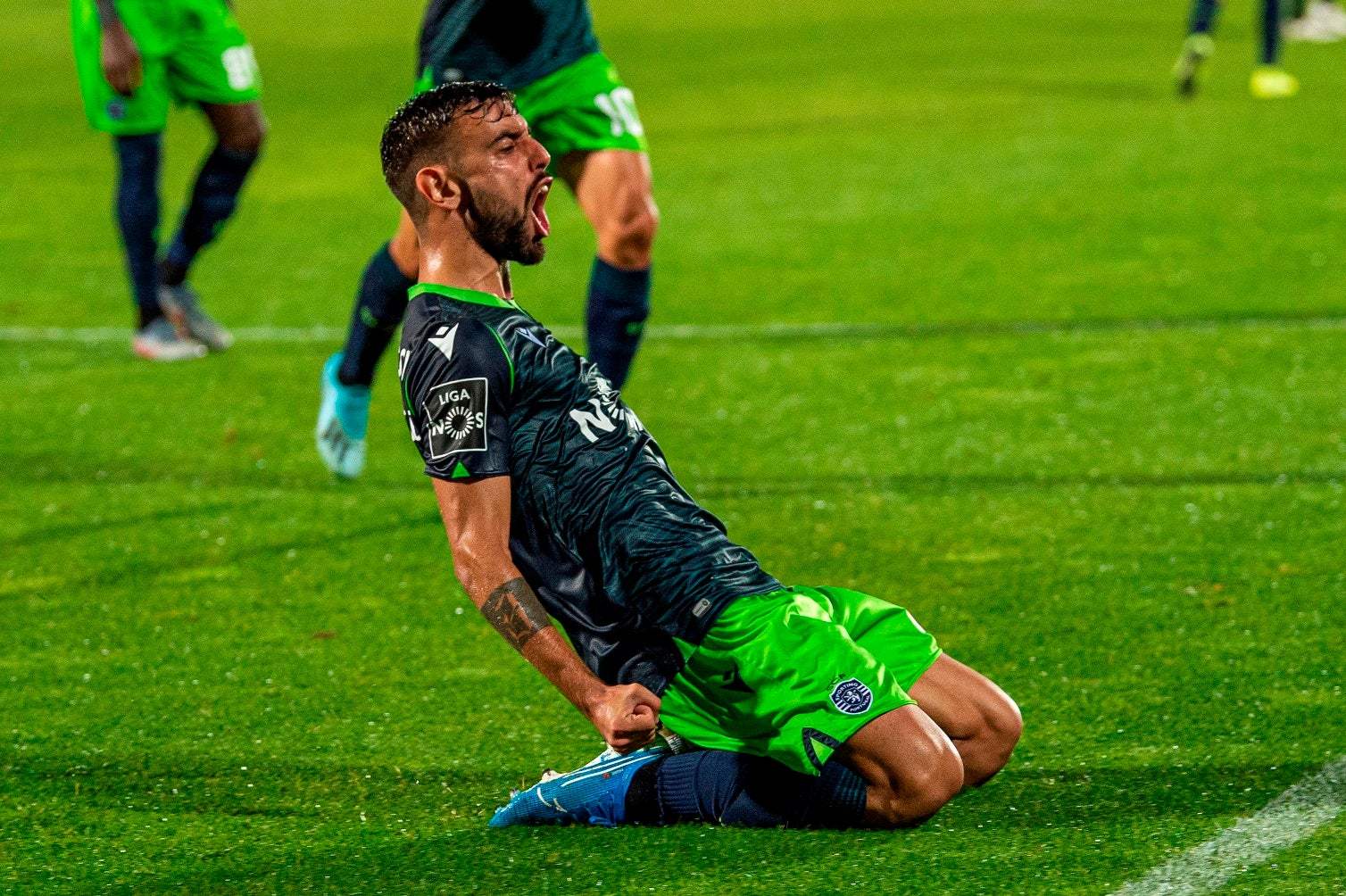 i-liga-sporting-regressa-s-vit-rias-na-estreia-de-silas
