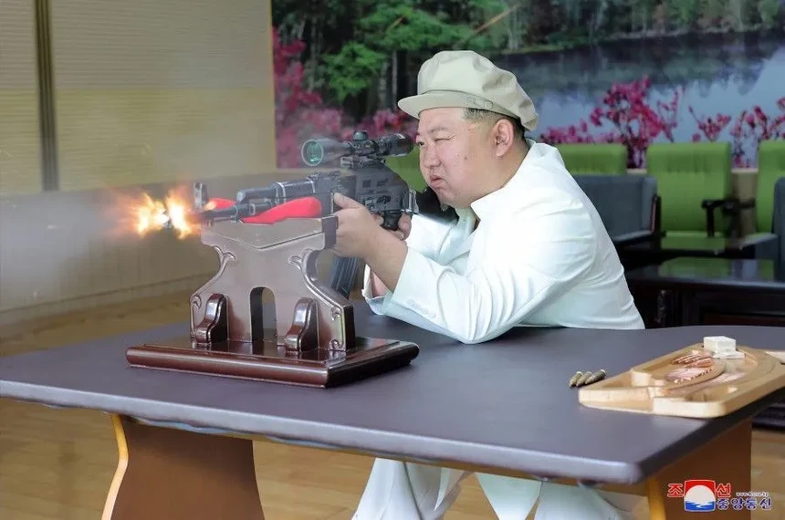 Kim Jong-un visita fábricas de armas e destaca capacidade produtiva
