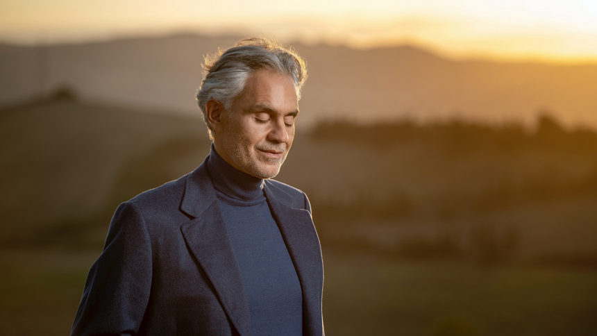 Tenor italiano Andrea Bocelli dá o primeiro de dois ...