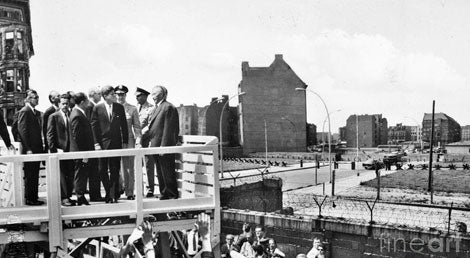 John F. Kennedy junto ao Muro de Berlim em 1963 (Foto: Robert Knudsen, Casa Branca, Wikicommons)