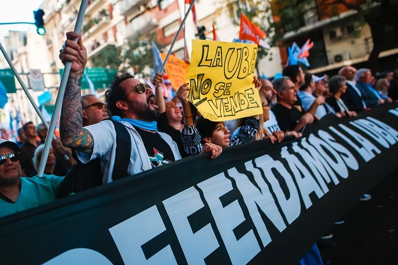 Os universitários argentinos estão na rua em protesto
