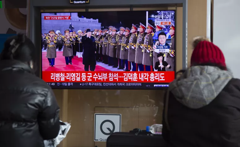 Kim Jong-un presidiu a um desfile militar em Seul
