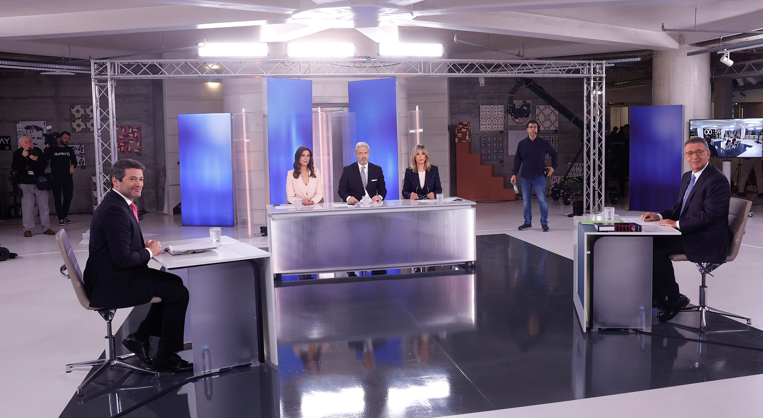 Health, the economy, immigration and second-round endorsements marked the debate between Seguro and Ventura