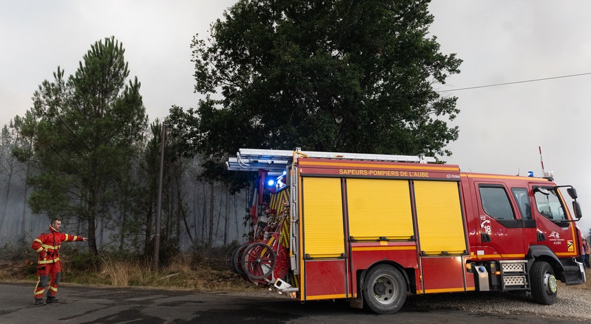 Imagem de Mais de 200 mil deslocados. Célula de crise afina combate a incêndios históricos em França