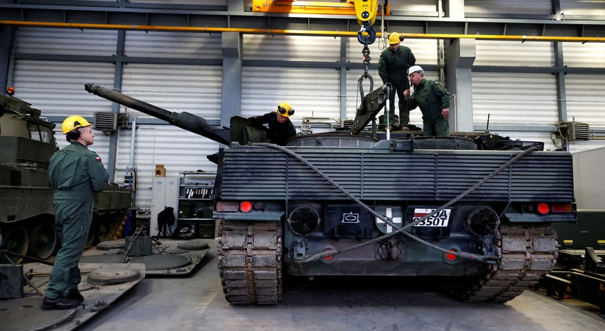 Soldados polacos recebem instrução sobre operações de manutenção de um tanque Leopard 2 em Swietoszow, na Polónia
