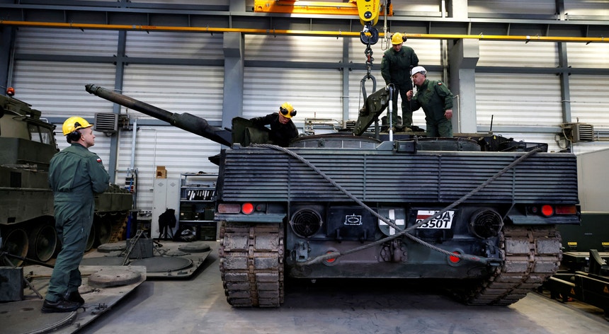 Soldados polacos recebem instrução sobre operações de manutenção de um tanque Leopard 2 em Swietoszow, na Polónia
