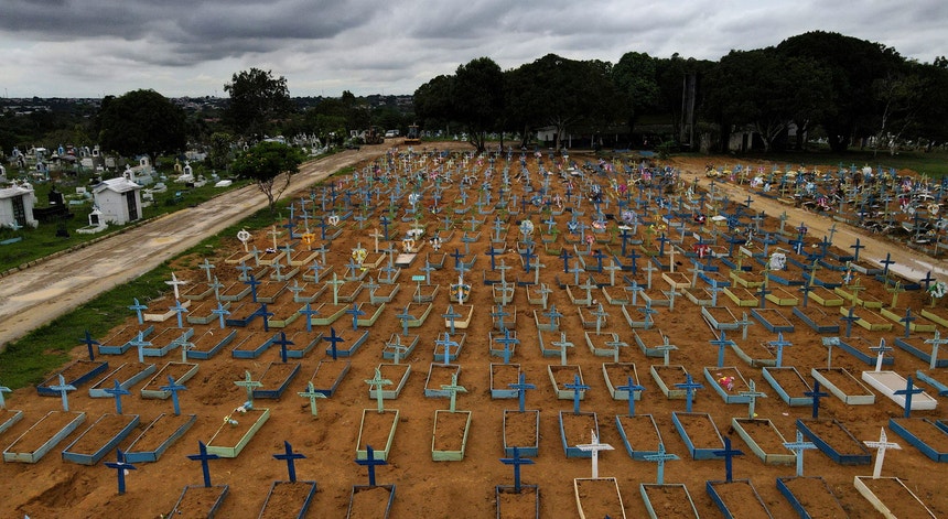 Brasil vive pior momento da pandemia um ano após primeiro caso