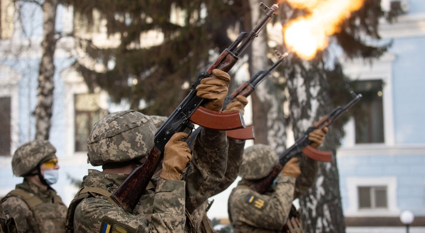 Soldados disparam para o ar durante uma homenagem, realizada a 20 de janeiro em Kiev, aos "defensores da Ucrânia" que morreram na batalha com combatentes pró-russos pelo aeroporto de Donetsk, em 2015
