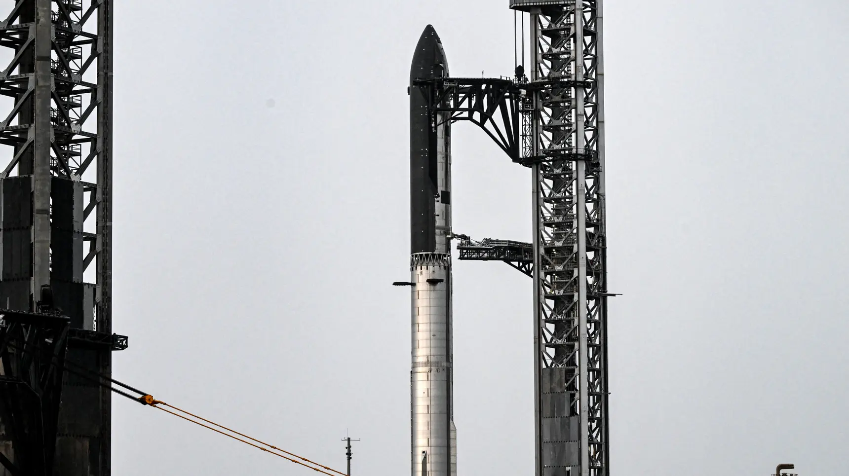 Falha nos motores leva a cancelamento de descolagem de mega-foguetão da SpaceX