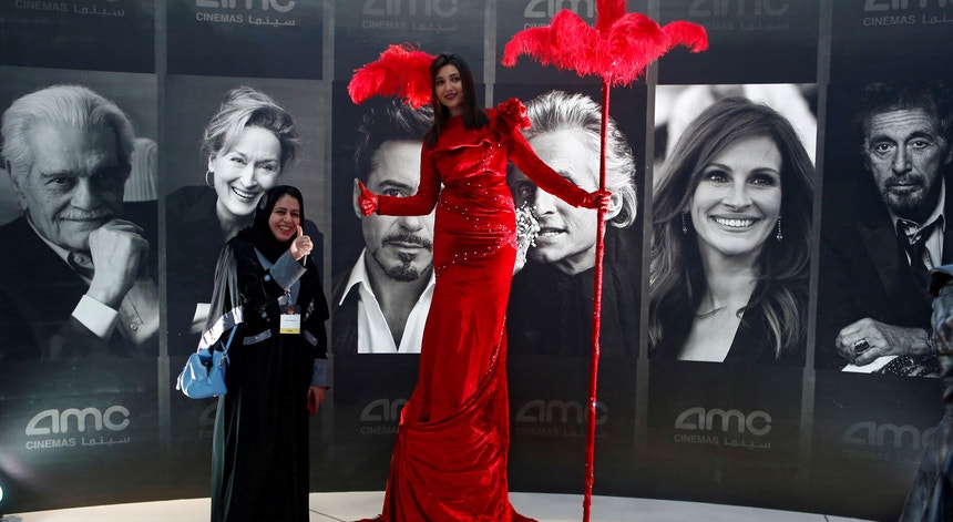 Uma mulher festeja a abertura dos primeiros cinemas comerciais na Arábia Saudita em mais de 35 anos, dia 18 de abril de 2018
