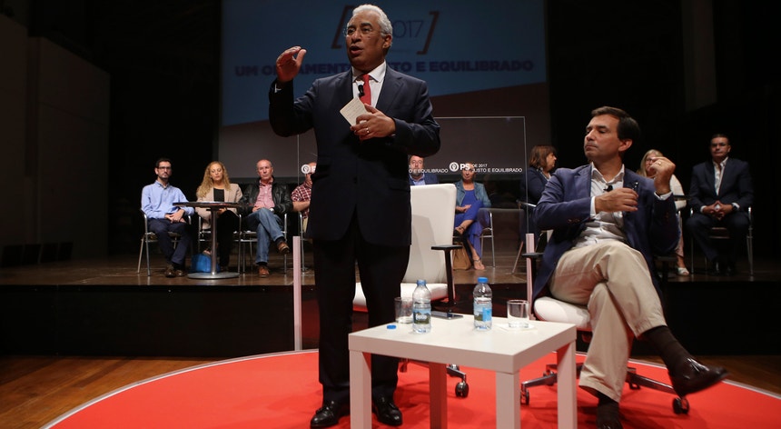 António Costa, ao lado do presidente da federação socialista de Lisboa, Marcos Perestrello, intervém numa sessão de esclarecimento sobre o Orçamento do Estado no Teatro São Luiz 
