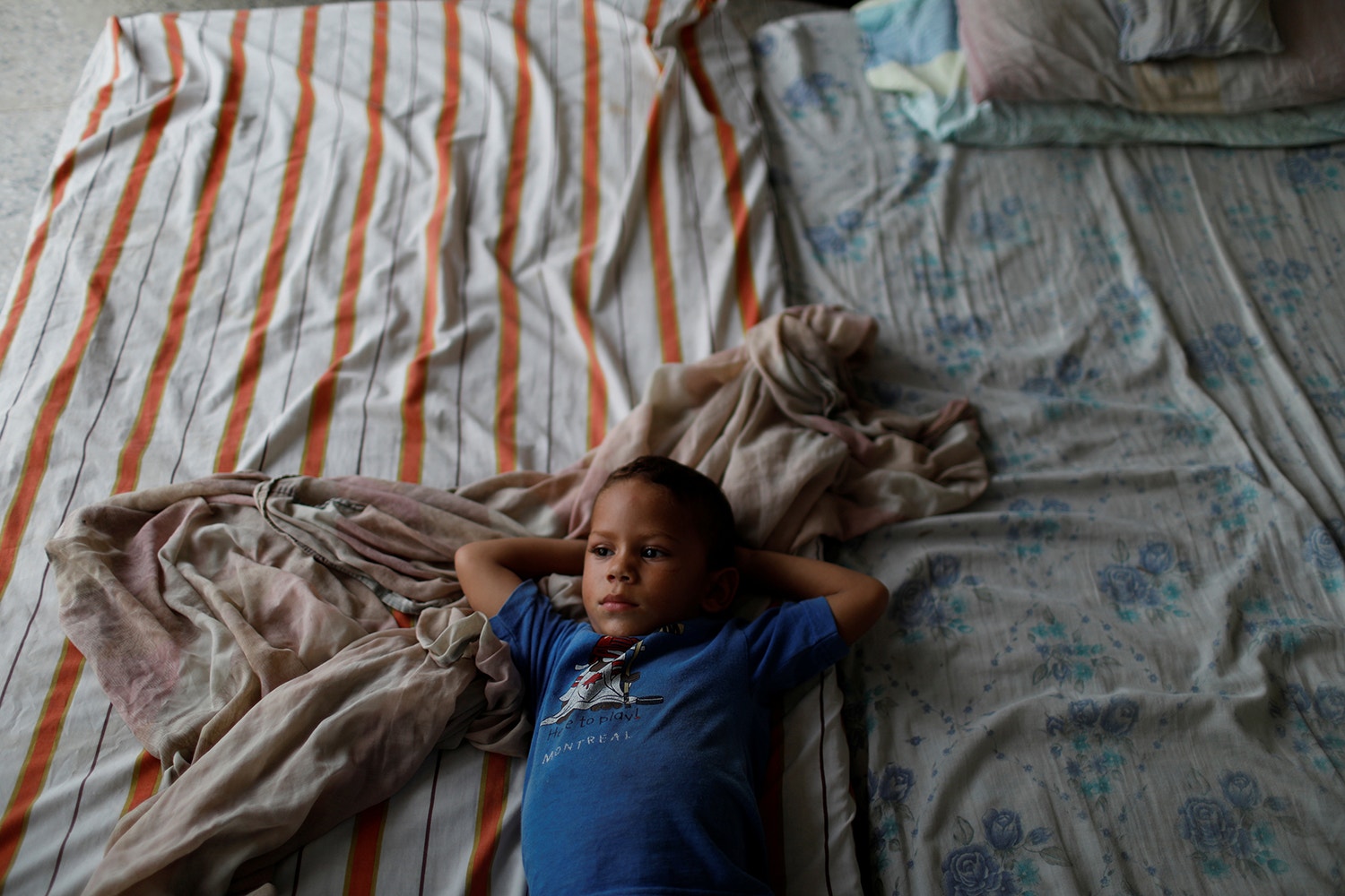  Ismael, filho de Cindy Morales, deitado num colch&atilde;o na varanda de sua casa durante o apag&atilde;o /Foto: Marco Bello - Reuters 