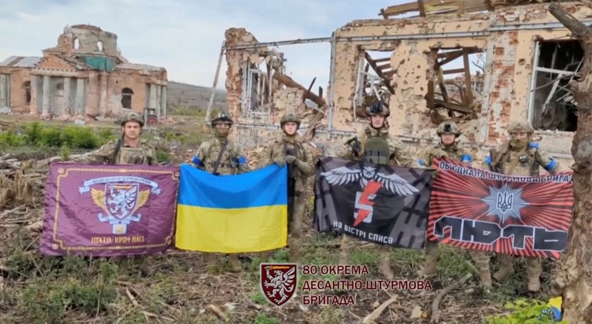 Militares ucranianos com a bandeira nacional em Klichtchiïvka
