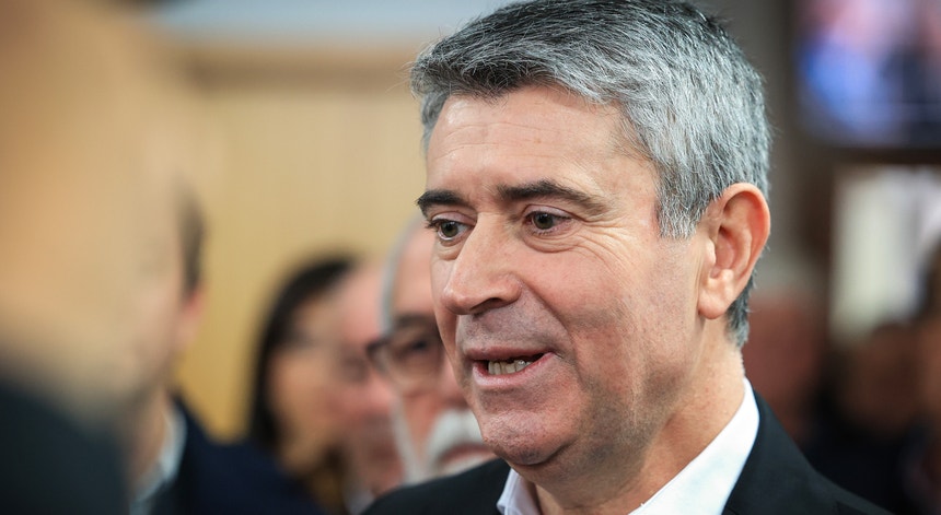 Imagem de Carneiro aguarda conversa com Montenegro sobre órgãos externos do Parlamento