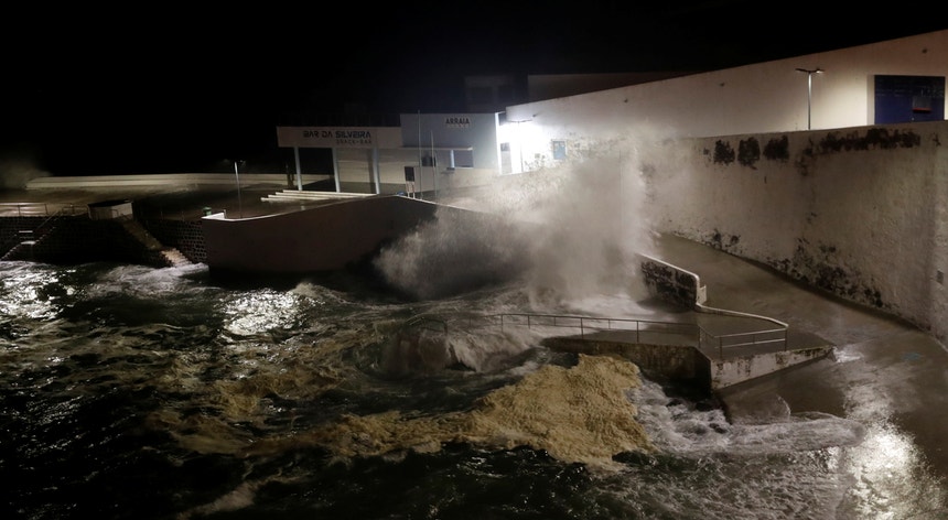 Os açorianos esperam com ansiedade os efeitos do furacão Lorenzo
