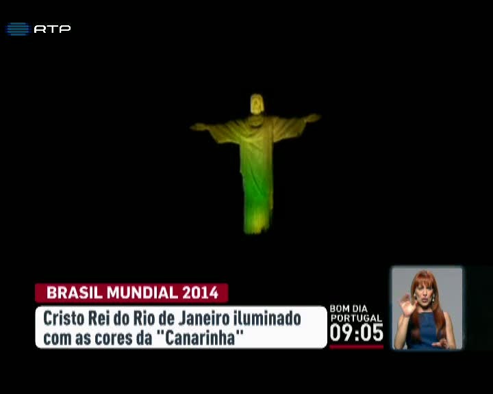 Estátua do Cristo Redentor enfeitada com as cores das seleção brasileira