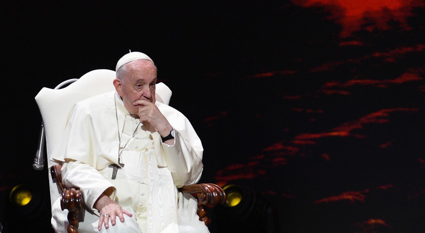 Papa diz que "a terra está a arder" e pede modelos económicos amigos do ambiente