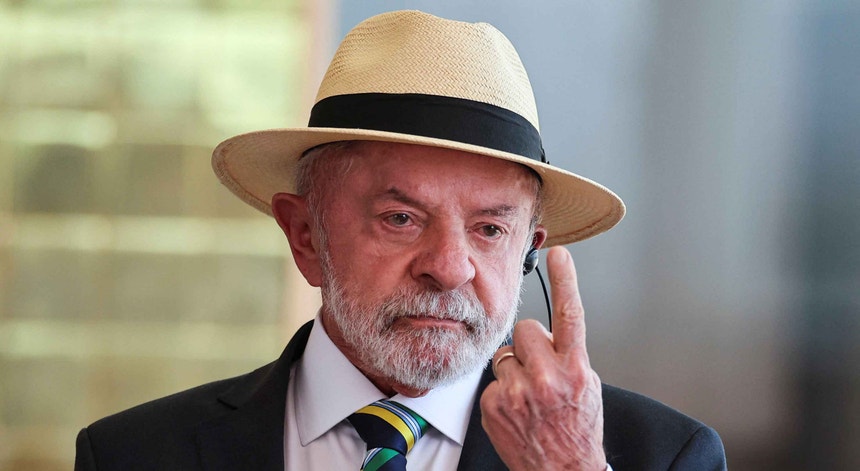 "Irresponsável". Lula critica EUA por revogarem visto de embaixadora brasileira