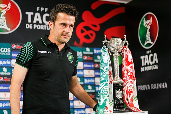 Marco Silva com a Taça de Portugal
