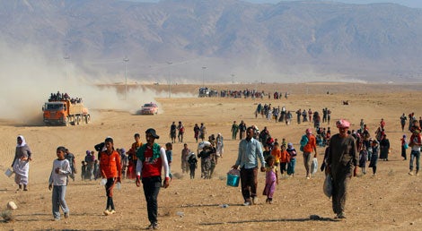 Yazidis fogem em massa da cidade de Sinjar perante o avan&ccedil;o das tropas do EIIL, em agosto de 2014 (Foto: Reuters)