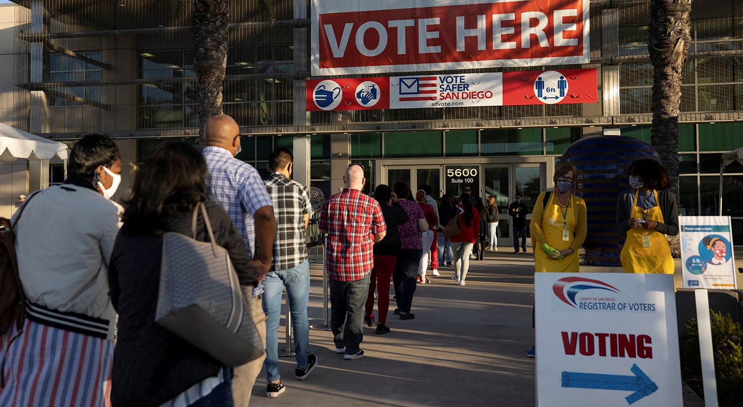  Antes da abertura das urnas de voto em San Diego, Calif&oacute;rnia |   REUTERS/Mike Blake  