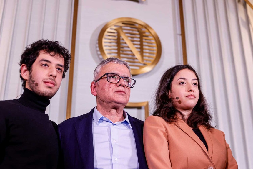 Taghi Rahmani, marido de Narges Mohammadi, com os filhos do casal, Ali e Kiana Rahmani. Os três vivem exilados em França há vários anos. 
