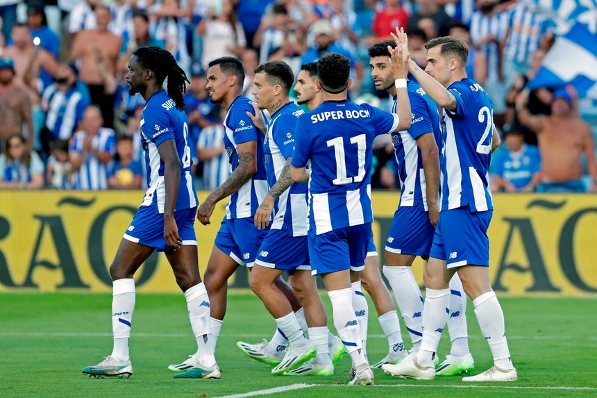 FC Porto goleia Cardiff City com bis de Toni Martínez